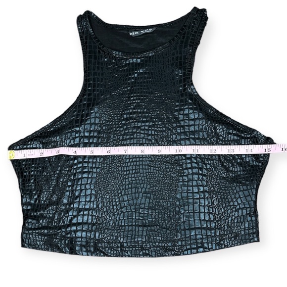 Reptile texture halter crop top - Picture 4 of 7